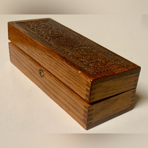 Late 19th Century Hand Carved Finger Jointed Wheeler & Wilson Sewing Machine Box - Picture 10 of 15